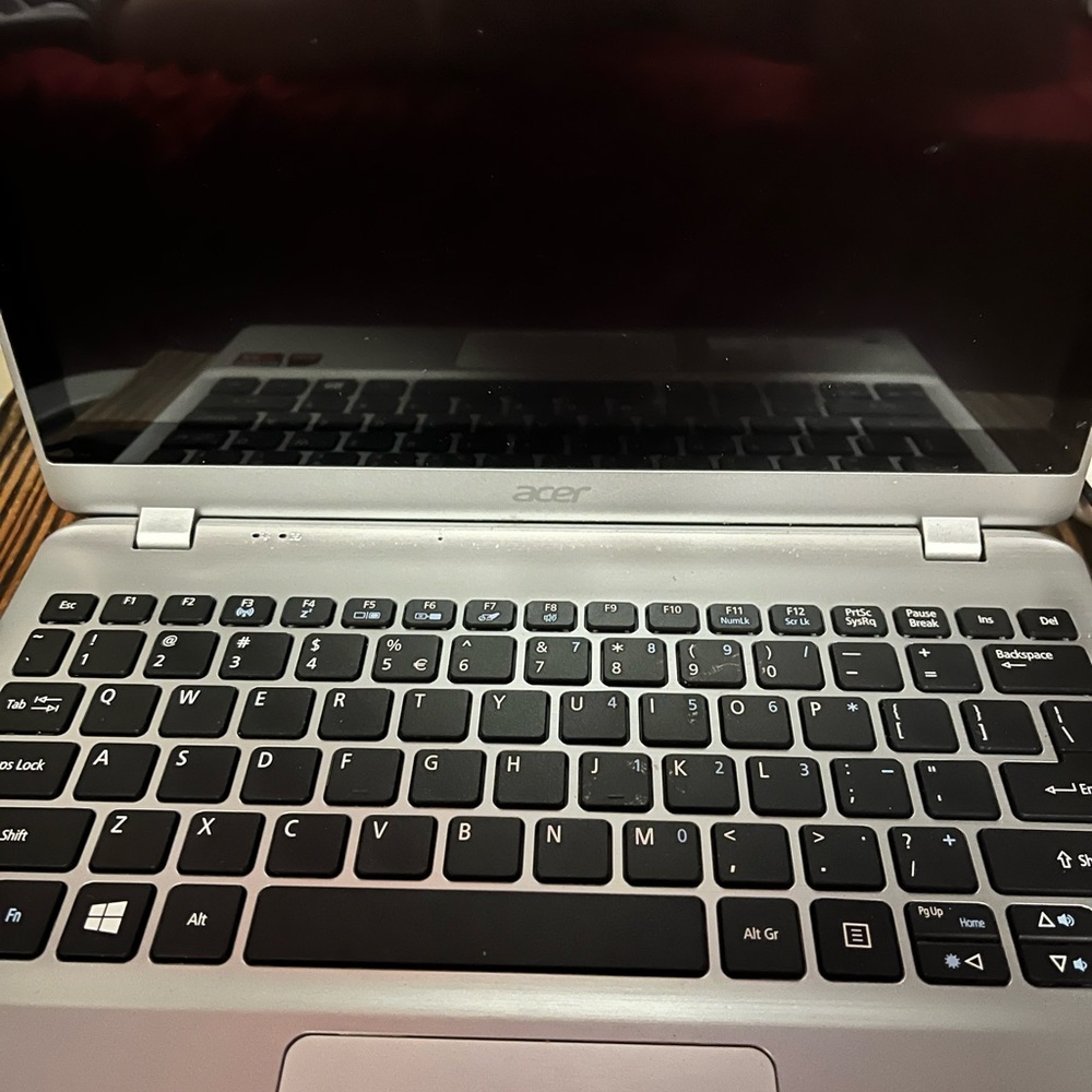 It is touch screen like new . Comes with a mouse